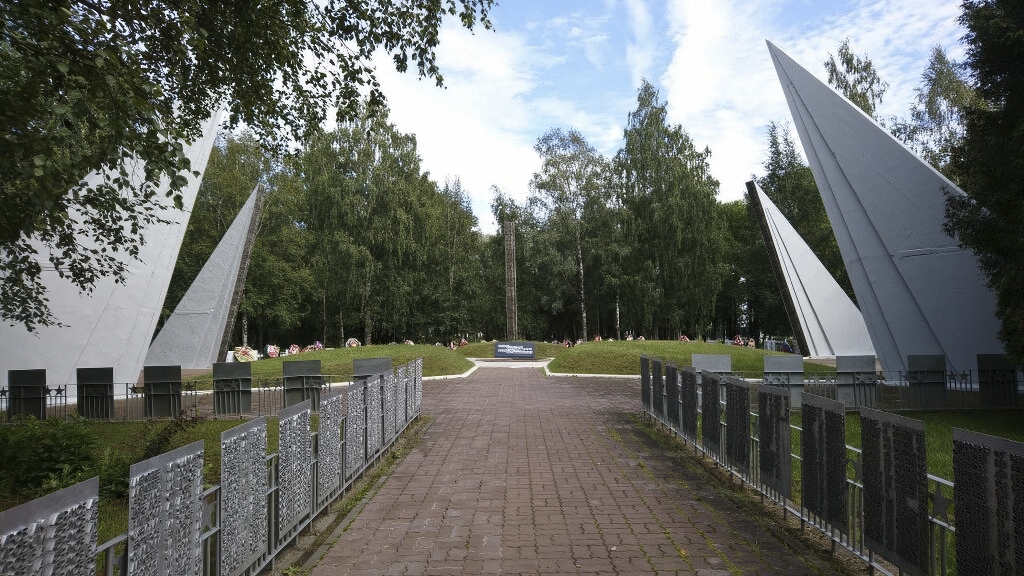 Мемориал «Памяти павших» на месте братского захоронения советских воинов, погибших в 1941-1944 гг.